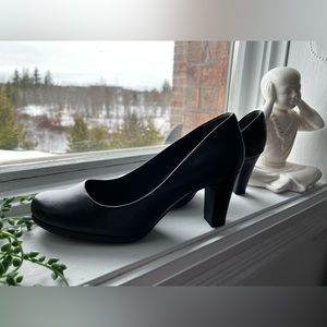 Rockport size 7.5 never worn brand new heeled shoe